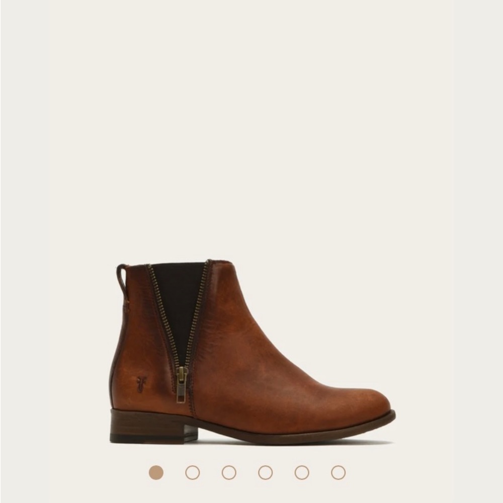 NWOT Frye Carly Zip Chelsea Booties